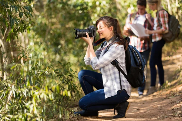 Woman taking photos during hiking trip — Stock Photo, Image