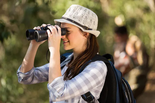 Femme utilisant des jumelles observation des oiseaux — Photo