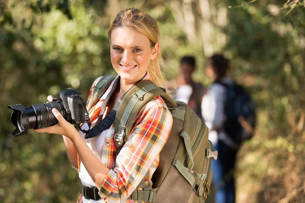 Donna che tiene la fotocamera dslr all'aperto — Foto Stock