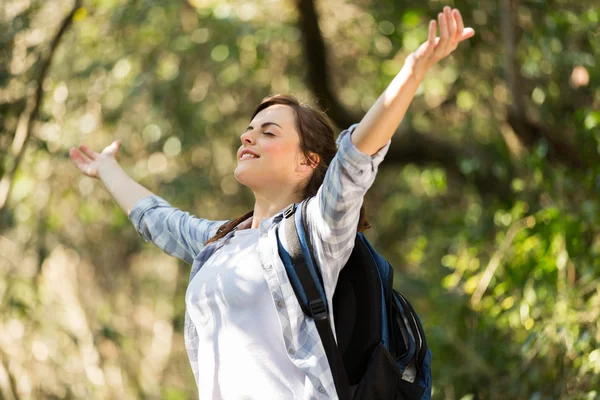 Vrouw die diep adem in jungle — Stockfoto