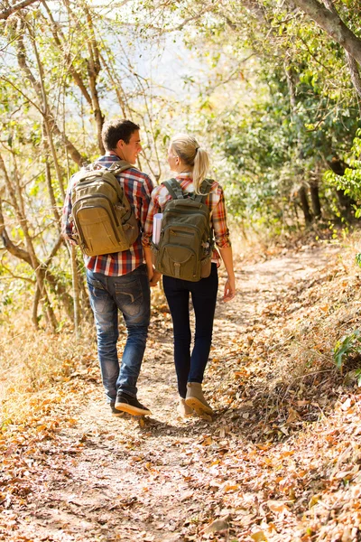 Jovem casal caminhando na floresta de outono — Fotografia de Stock