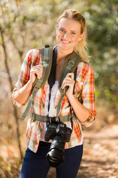 Escursioni donna in montagna autunno — Foto Stock