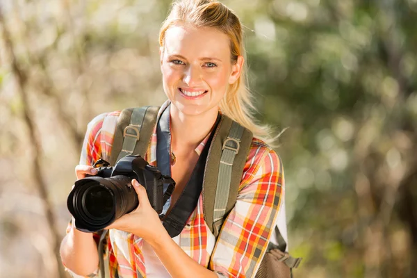 Young woman in autumn forest — Stock Photo, Image