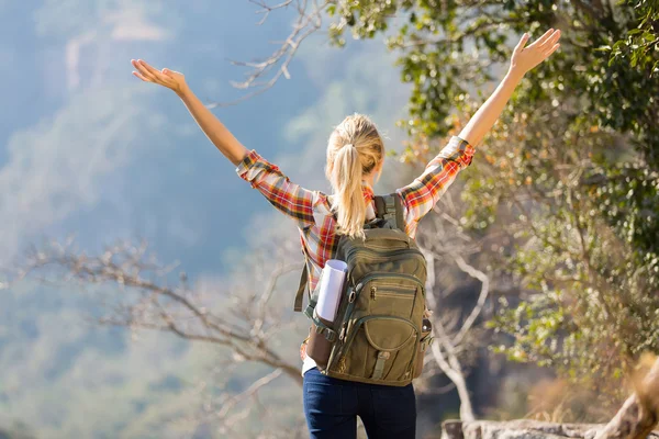 Hiker with arms open on mountain — Stock Photo, Image