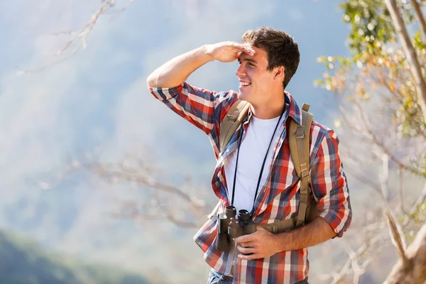 Genç adam dağın tepesinde — Stok fotoğraf