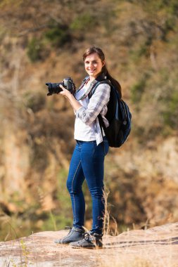 dağın tepesinde duran uzun yürüyüşe çıkan kimse