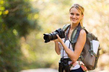 DSLR fotoğraf makinesi dağ içinde tutan kadın
