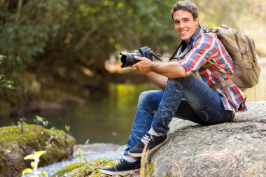 dağa vadide oturan fotoğrafçı