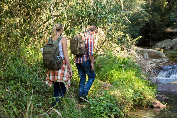 Hikers walking in mountain — Stock Photo, Image