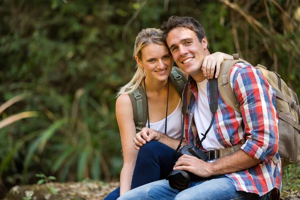 Pareja joven senderismo en la montaña — Foto de Stock