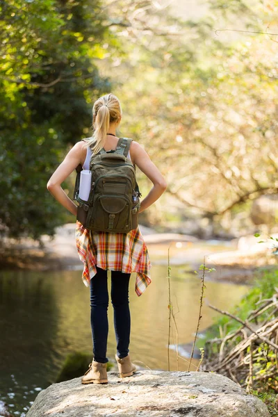 Jonge vrouw wandelen in berg — Stockfoto