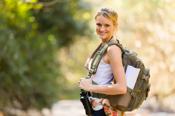 Jeune femme alpinisme — Photo