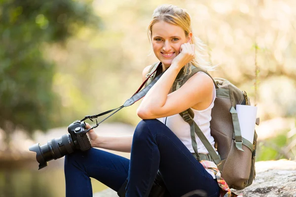 Young woman relaxing in mountain valley — Stock Photo, Image