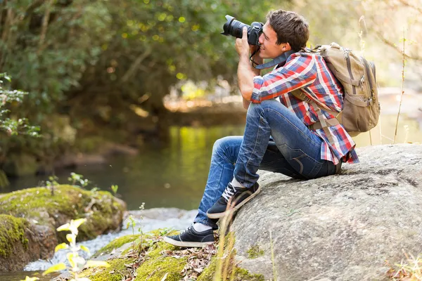 Photographer photographing in mountain valley — Stock Photo, Image