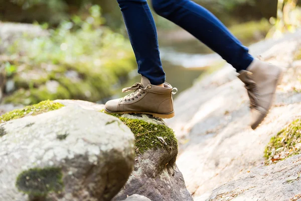 Jovem mulher montanha escalada — Fotografia de Stock