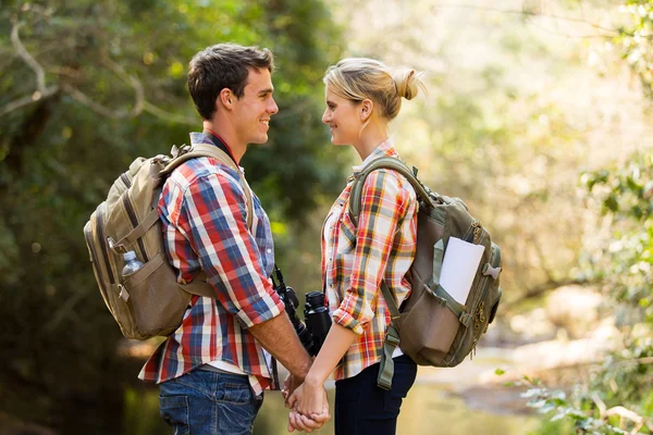 Wandelen in Berg (echt) paar — Stockfoto