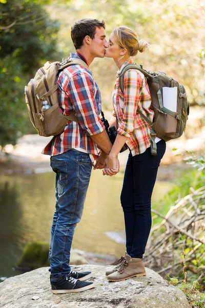 Young couple kissing in mountain valley — Stock Photo, Image