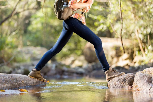 Jonge wandelaar kruising stream in Bergen — Stockfoto