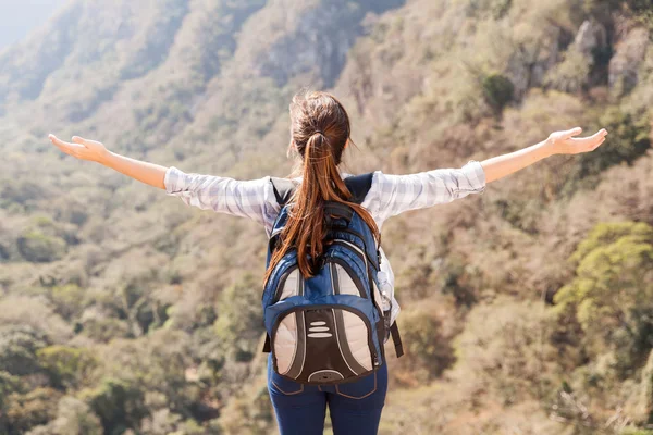 Wanderer mit offenen Armen am Berg — Stockfoto