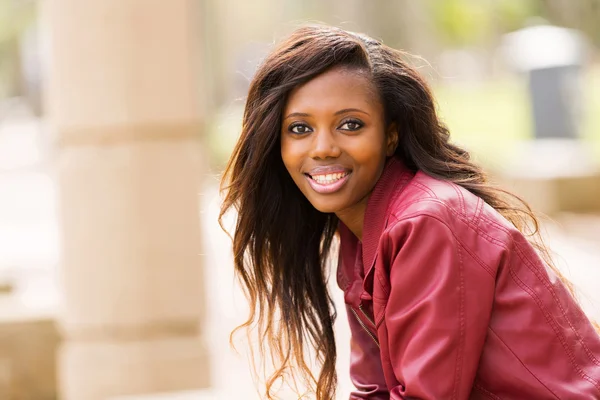 Joven mujer africana en ciudad urbana — Foto de Stock