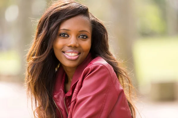 Mujer africana en chaqueta de cuero — Foto de Stock