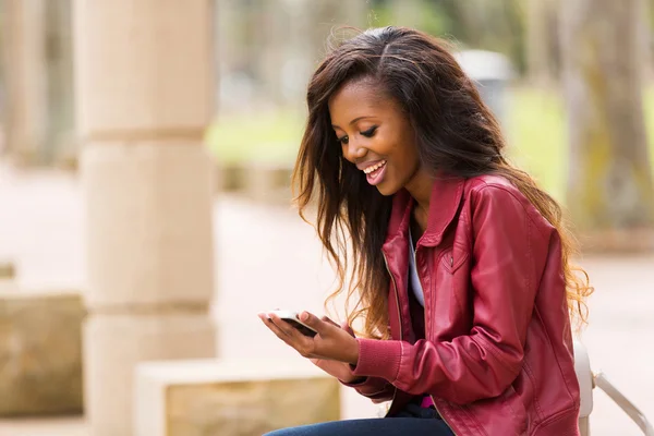 Mujer africana usando teléfono inteligente — Foto de Stock