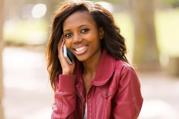 Afrikansk flicka talar i mobiltelefon — Stockfoto