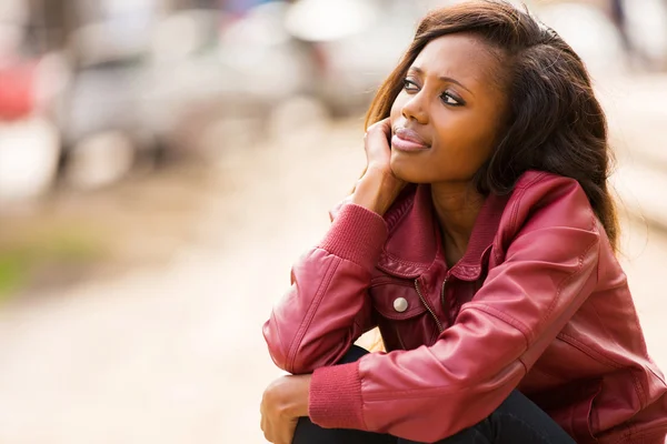 Muda Afrika wanita melamun — Stok Foto