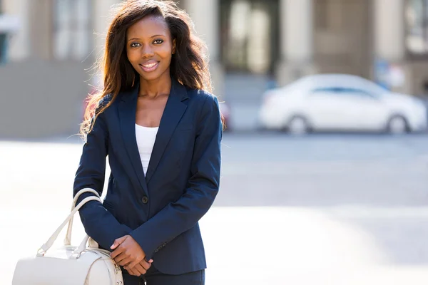 Afrikaanse vrouw stond in de stedelijke straat — Stockfoto