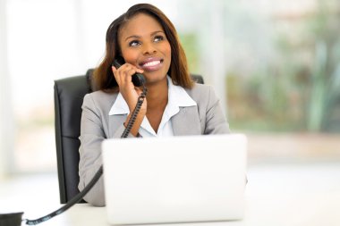 Afro-Amerikan işkadını telefon görüşmesi yapma