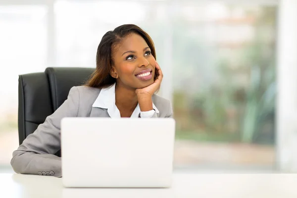 Jeune femme d'affaires africaine réfléchie — Photo