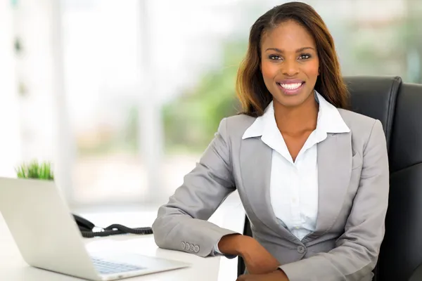 Junge afroamerikanische Geschäftsfrau sitzt im Büro — Stockfoto