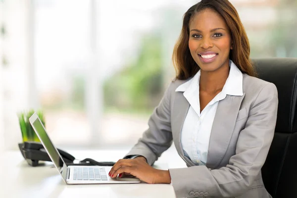 Joven mujer de negocios afroamericana usando computadora — Foto de Stock