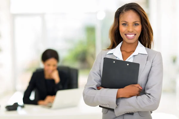 Black business woman holding clipboard — Stock Photo, Image