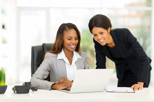 Collègues africaines féminines travaillant dans le bureau — Photo