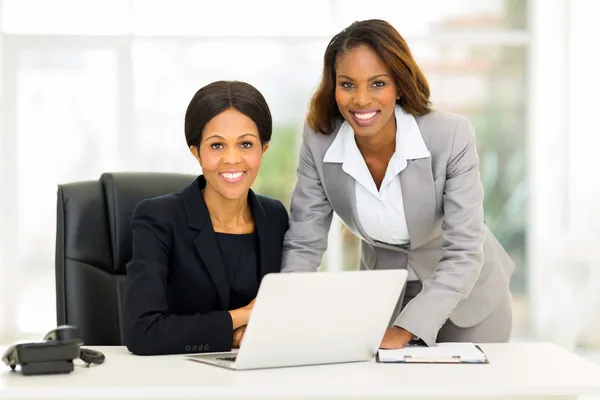 Femmes d'affaires afro-américaines en fonction — Photo