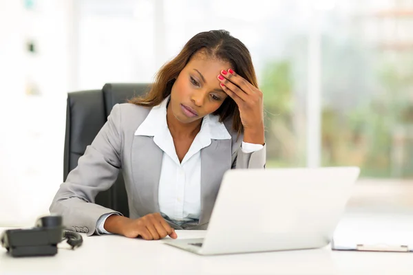 Mulher de negócios afro-americana triste — Fotografia de Stock