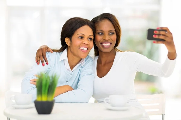 Madre e figlia africana di mezza età che fanno autoritratto — Foto Stock