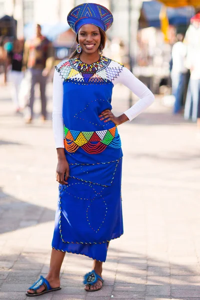 Африканская женщина в традиционной одежде — стоковое фото