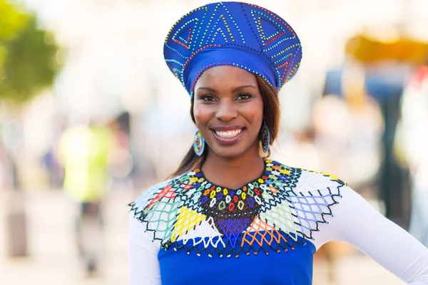 Junge Afrikanerin in traditioneller Kleidung — Stockfoto