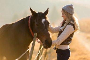 kadın at çiftliğindeki sevişme