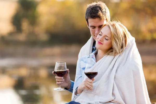 Verliefde paar genieten van tijd met elkaar doorbrengen — Stockfoto