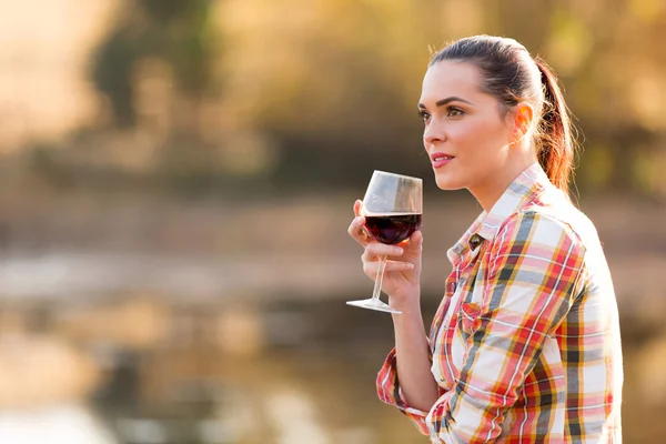 Jovem mulher pensativa segurando copo de vinho — Fotografia de Stock