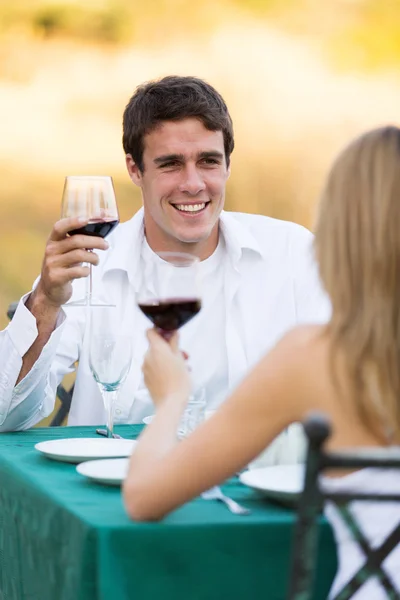 Jonge man met diner met zijn vriendin — Stockfoto