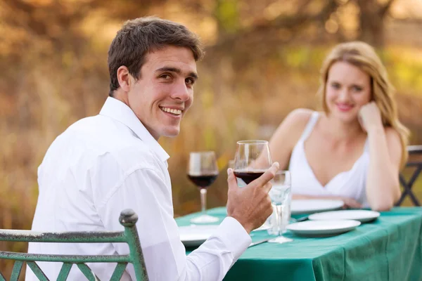 Junger Mann beim romantischen Abendessen mit Freundin — Stockfoto