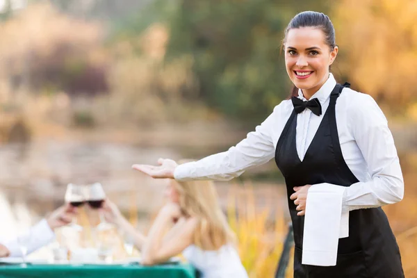 Waitress welcomes customers — Stock Photo, Image