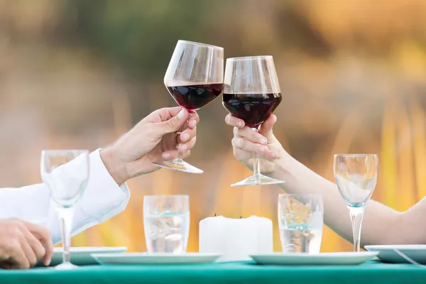 Casal brinde com vinho tinto — Fotografia de Stock