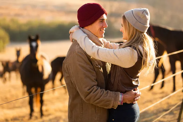 Jovem casal romântico na fazenda de cavalos — Fotografia de Stock