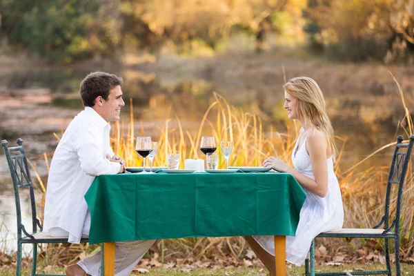 Молодая пара проводит романтический ужин на открытом воздухе Стоковое Фото