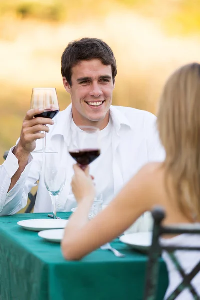 Młody człowiek o kolacji ze swoją dziewczyną — Zdjęcie stockowe